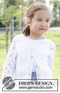 Daisy Fields Cardigan / DROPS Children 48-2 - Dětský raglánový propínací svetr s krajkovým vzorem na rukávech a dutinkovými légami pletený shora dolů z příze DROPS Muskat. Velikost 2 – 12 let.