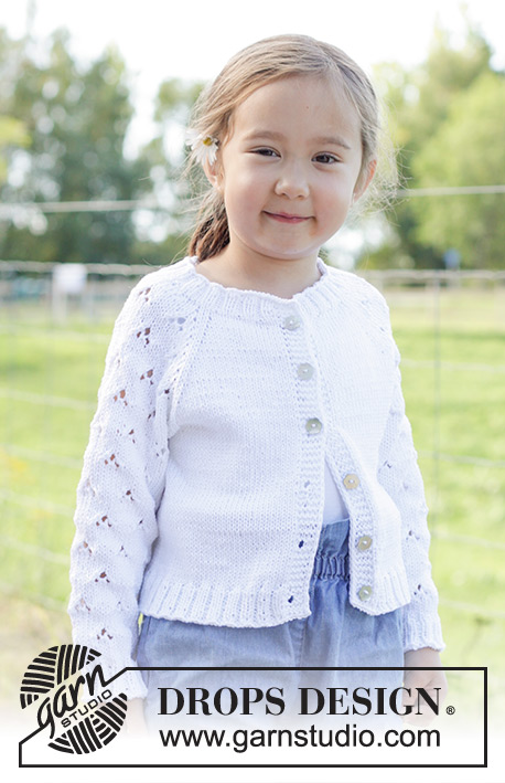 Daisy Fields Cardigan / DROPS Children 48-2 - Dětský raglánový propínací svetr s krajkovým vzorem na rukávech a dutinkovými légami pletený shora dolů z příze DROPS Muskat. Velikost 2 – 12 let.