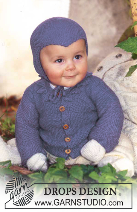 Little Charlie / DROPS Children 9-19 - Set bestaande uit vest, broek, sokken, wanten en muts van Baby-ull. Maat 1/3 maanden t/m 3/4 jaar. Kussen met kabels van Alaska.