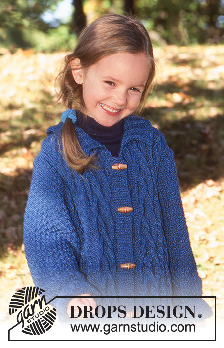 Blushing Bluebell / DROPS Children 9-22 - Longue veste tricotée avec torsades en DROPS Den-M-Nit ou DROPS Daisy ou DROPS Muskat . Du 2 au 10 ans.