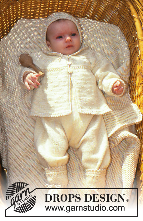 Little Treasure / DROPS Children 9-25 - Baby set van BabyMerino en Cotton Viscose bestaande uit een jasje, pakje, sokken en een muts. Maat 0/3 - 12/18 maanden. Thema: babydeken