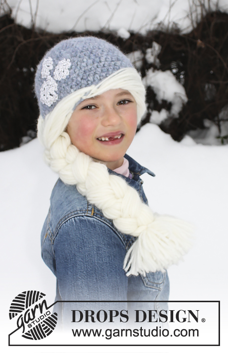 Princess Snowflake / DROPS Extra 0-1226 - Cappello per bambini lavorato all'uncinetto con treccia in DROPS Air. Lavorato con fiocchi di neve in Cotton Viscose. Taglie: 1 - 8 anni.