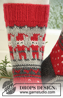 Free patterns - Christmas Socks & Slippers / DROPS Extra 0-722