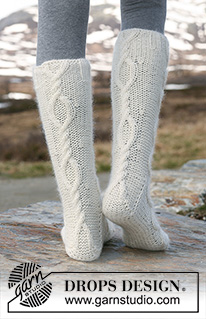 Free patterns - Christmas Socks & Slippers / DROPS 114-6