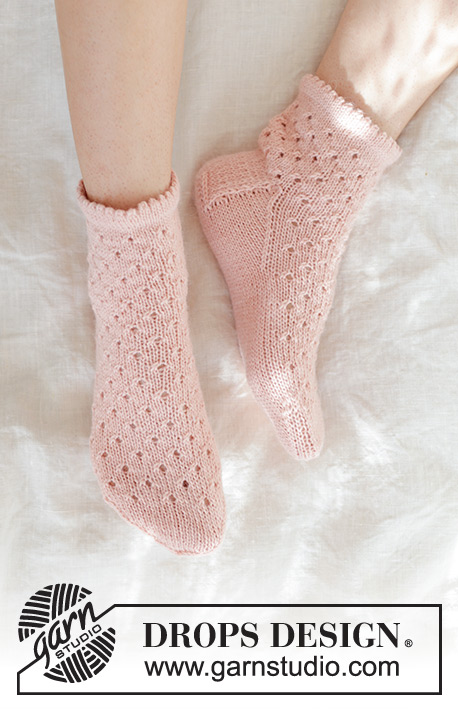 Pretty in Peach Socks / DROPS 247-19 - Knitted socks with lace pattern in DROPS Nord. Size 35 to 43 = US 4 1/2 – 12 1/2